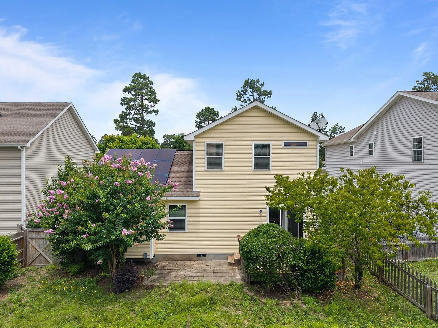 Spacious 3BR Home with Fenced Yard & Flex Space — Photo 2