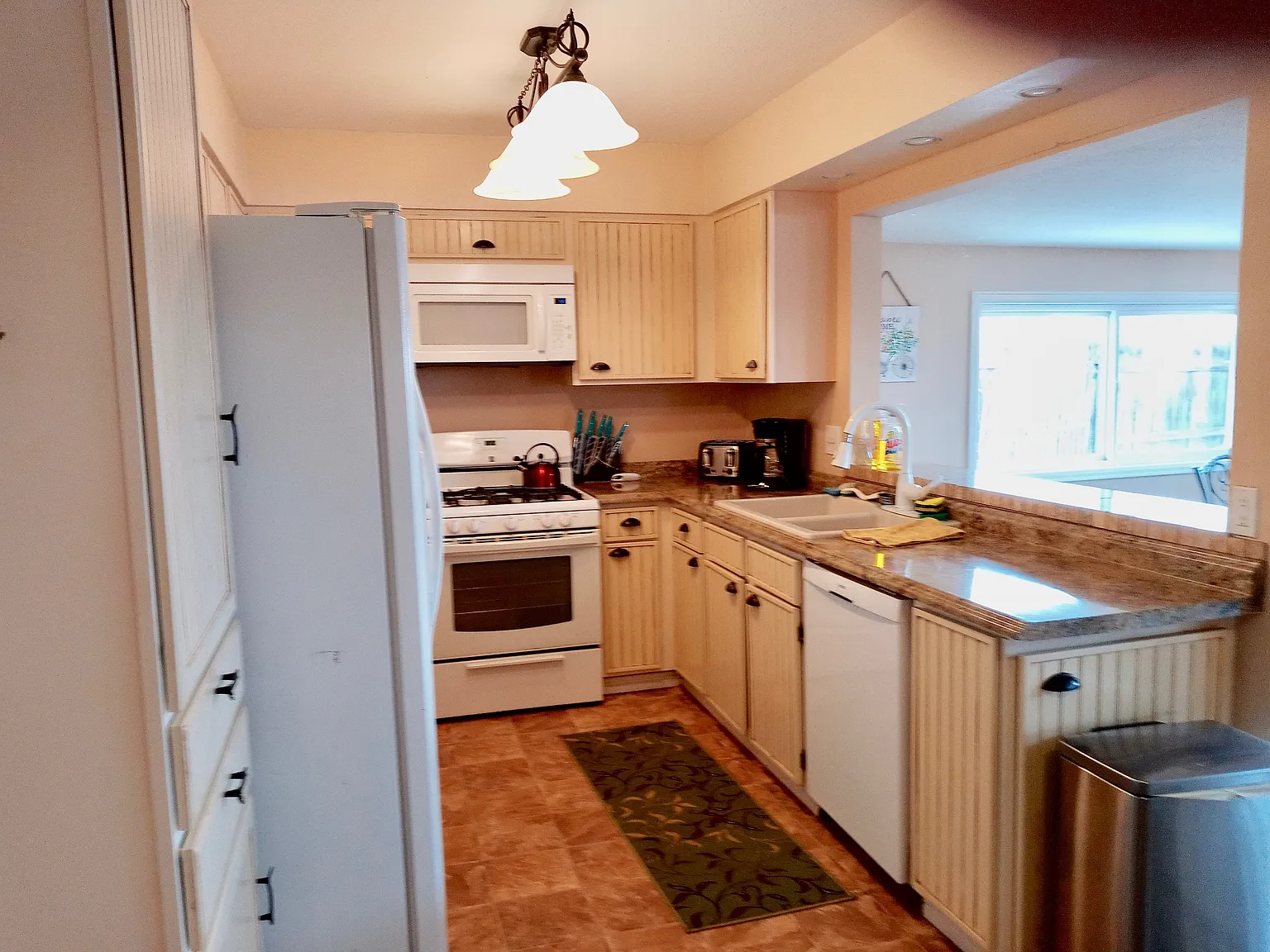 4 bed, 2.5 bath, 2300 sqft, $6,140 — Photo 3