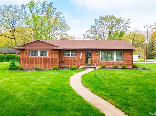 7912 Coventry Ave, Grosse Ile, MI 48138