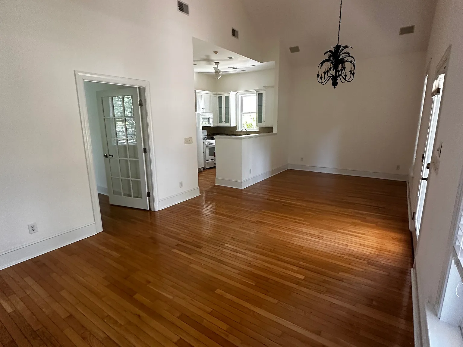 3 bed, 1350 sqft, $2,350 — Photo 2