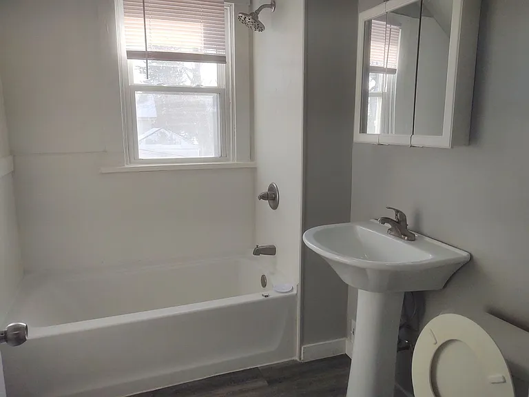 201 & 203 E Locust St — Photo 12