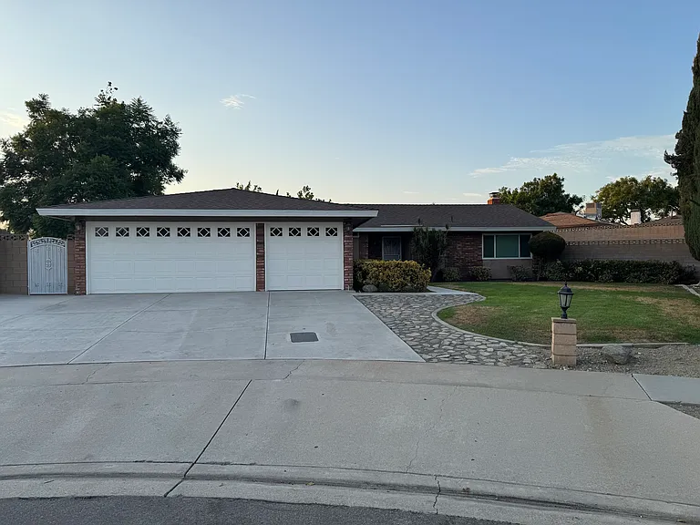 15840 Rainbow Dr — Photo 2
