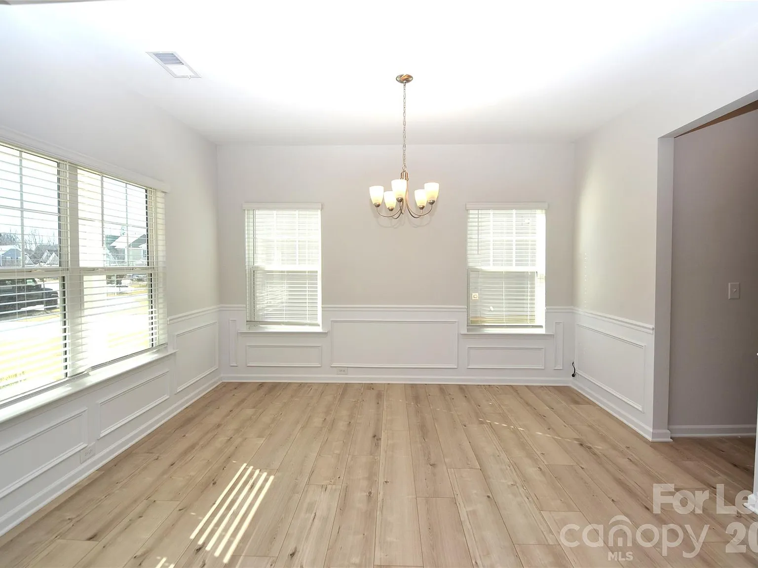 4 bed, 4.0 bath, 3000 sqft, $2,950 — Photo 3