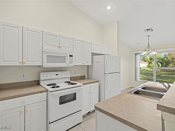 4th image of 437 Broadmoor St