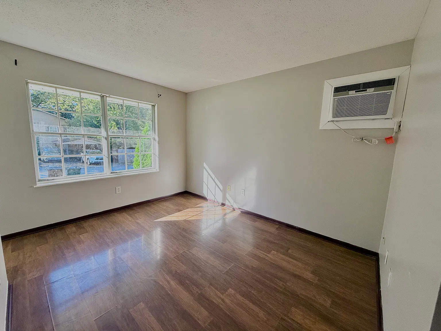 4 bed, 1.5 bath, 1254 sqft, $1,400 — Photo 3