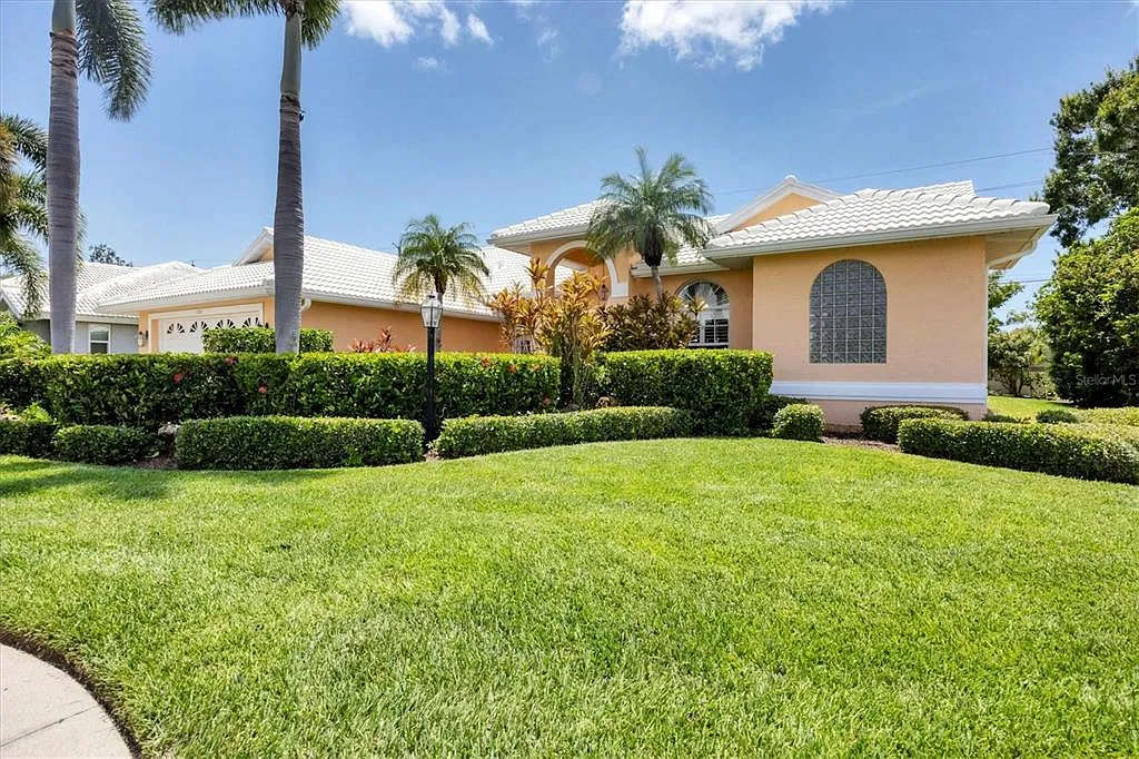 3 bed, 2.5 bath, 2432 sqft, $5,000 — Photo 2