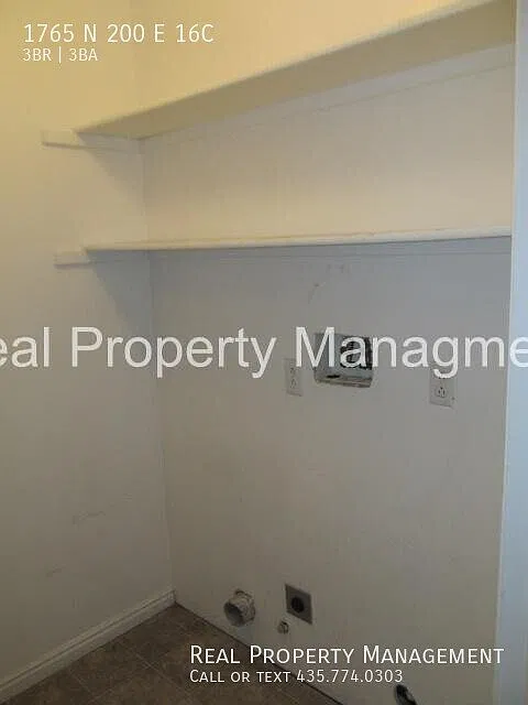 A large, 3 Bed and 2.5 bath, Town Home! Available in October! Pet friendly! — Photo 4