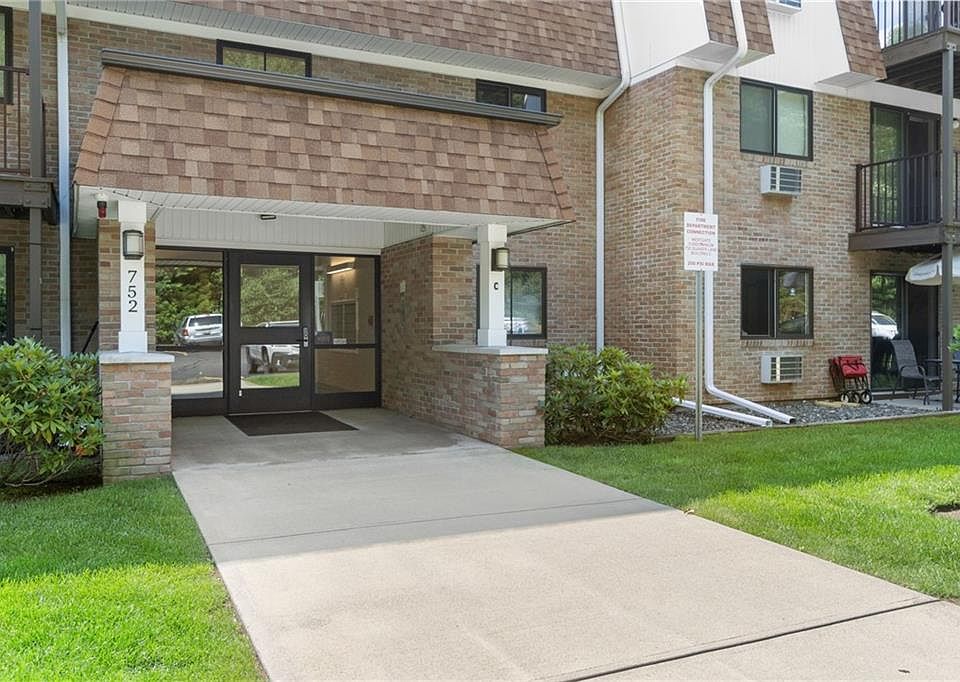 1st image of 752 Quaker Ln #C-206