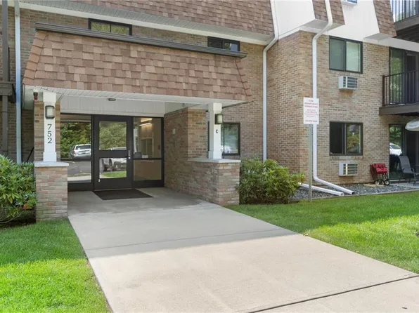 752 Quaker Ln #C-206, Warwick, RI 02818
