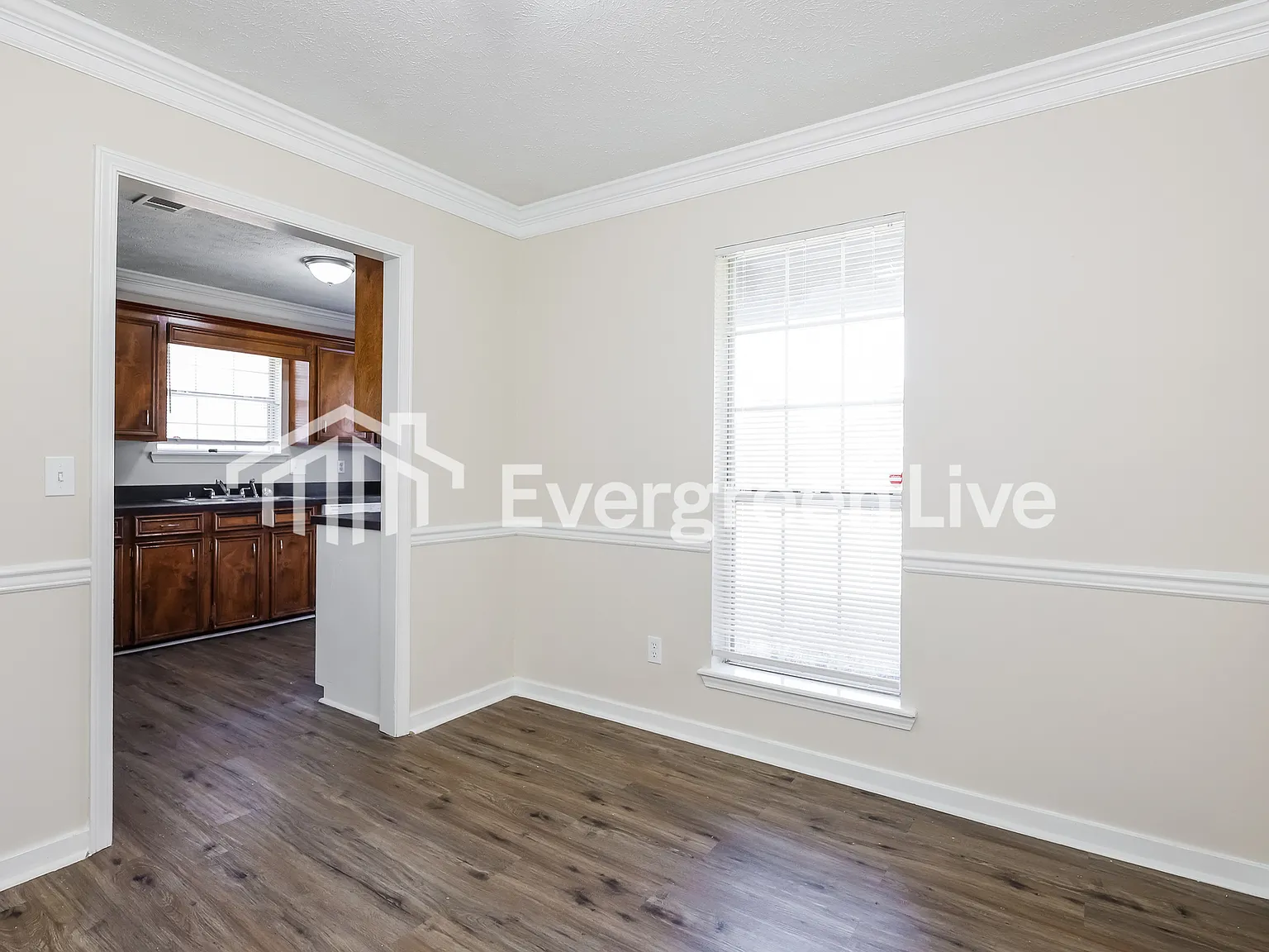 3 bed, 2.0 bath, 1300 sqft, $1,645 — Photo 3