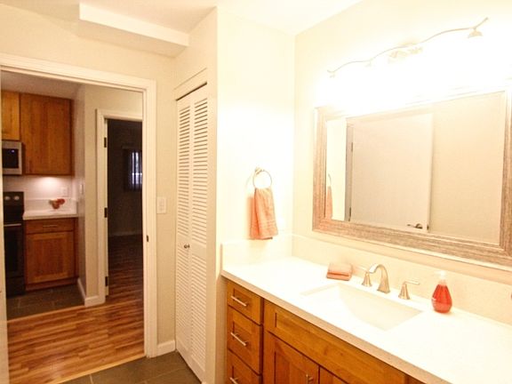 4th image of 923 Green St #A