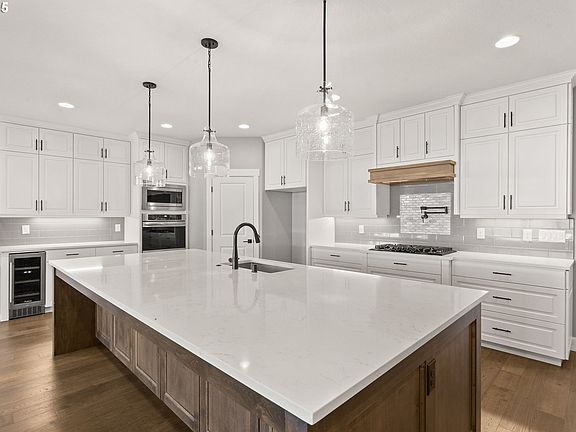 2nd image of 402 NE 29th St
