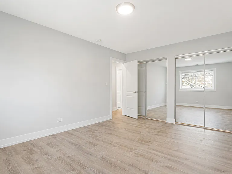 2330 W Lunt Ave #401 — Photo 8