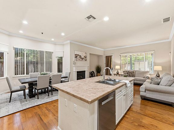 4th image of 111 Hebron Cir