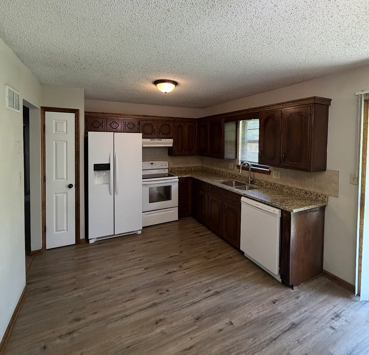 3 bed, 1.5 bath, 1450 sqft, $1,775 — Photo 2