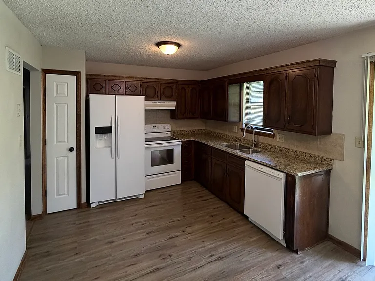 308 SW Sandstone Dr — Photo 2