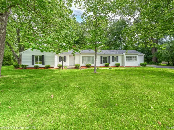 31170 Fromm Ct, Bingham Farms, MI 48025