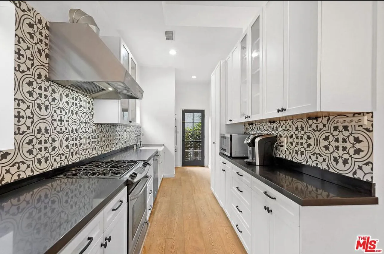 8708 Wonderland Avenue — Photo 4