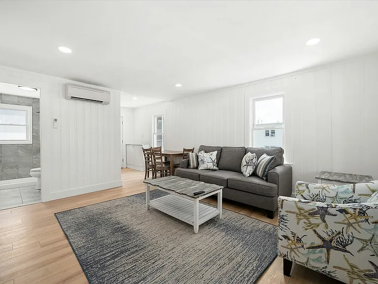 11 43rd St #2 — Photo 3