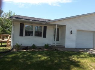 521 Barnett Dr, Cedar Falls, IA 50613