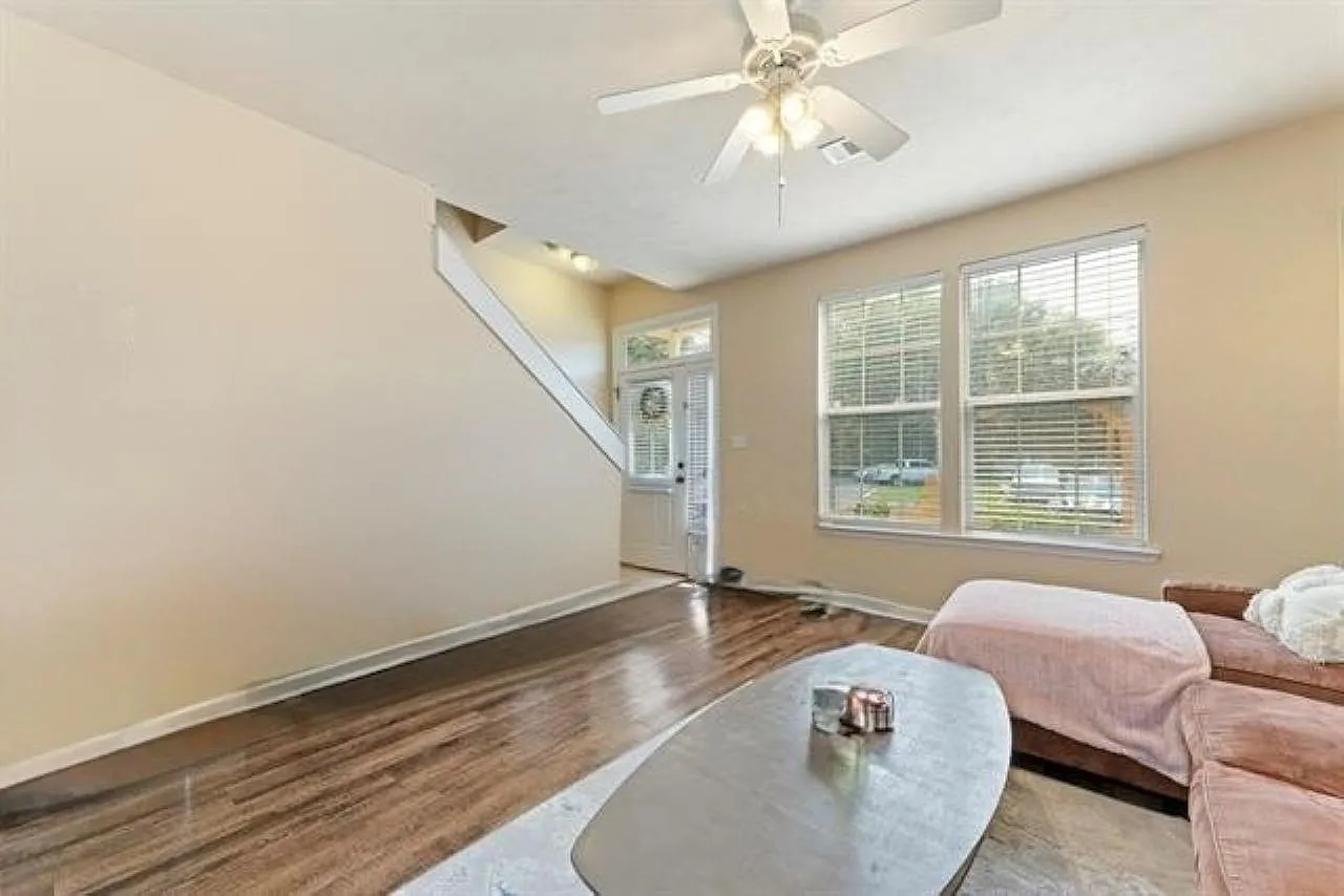 3 bed, 2.0 bath, 1368 sqft, $1,595 — Photo 2