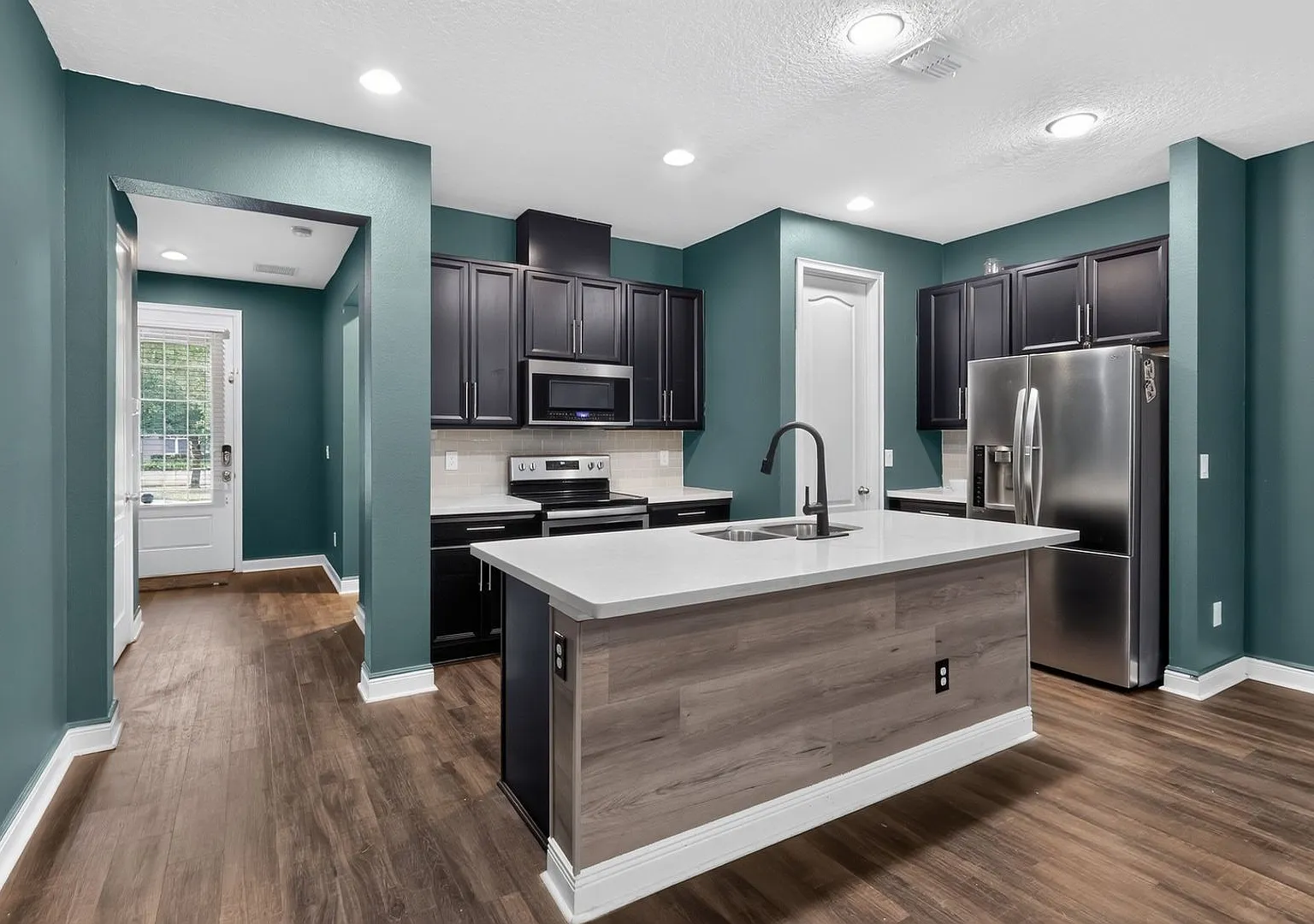 Charming 4BR Townhome in Winter Garden — Photo 2