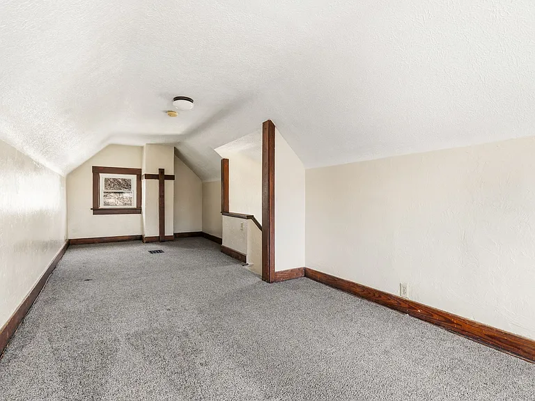 488 Alexander St — Photo 17