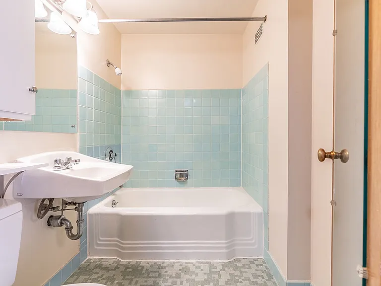 The Queensborough Apartments — Photo 31