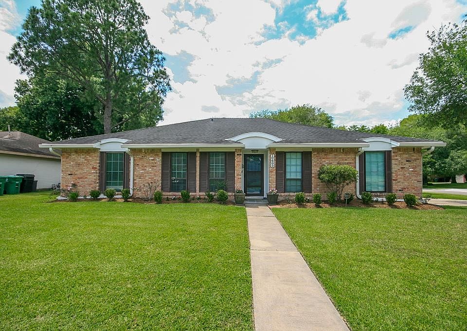 This gorgeous 3 bedroom home sits on a large corner lot in the Westbury subdivision.