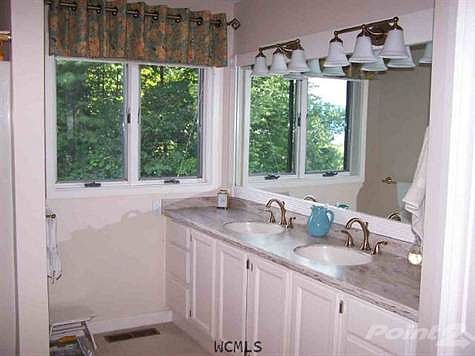 5th image of 75 Horicon Ave