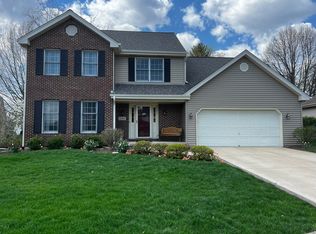 396 Colonial Cir, Geneva, IL 60134