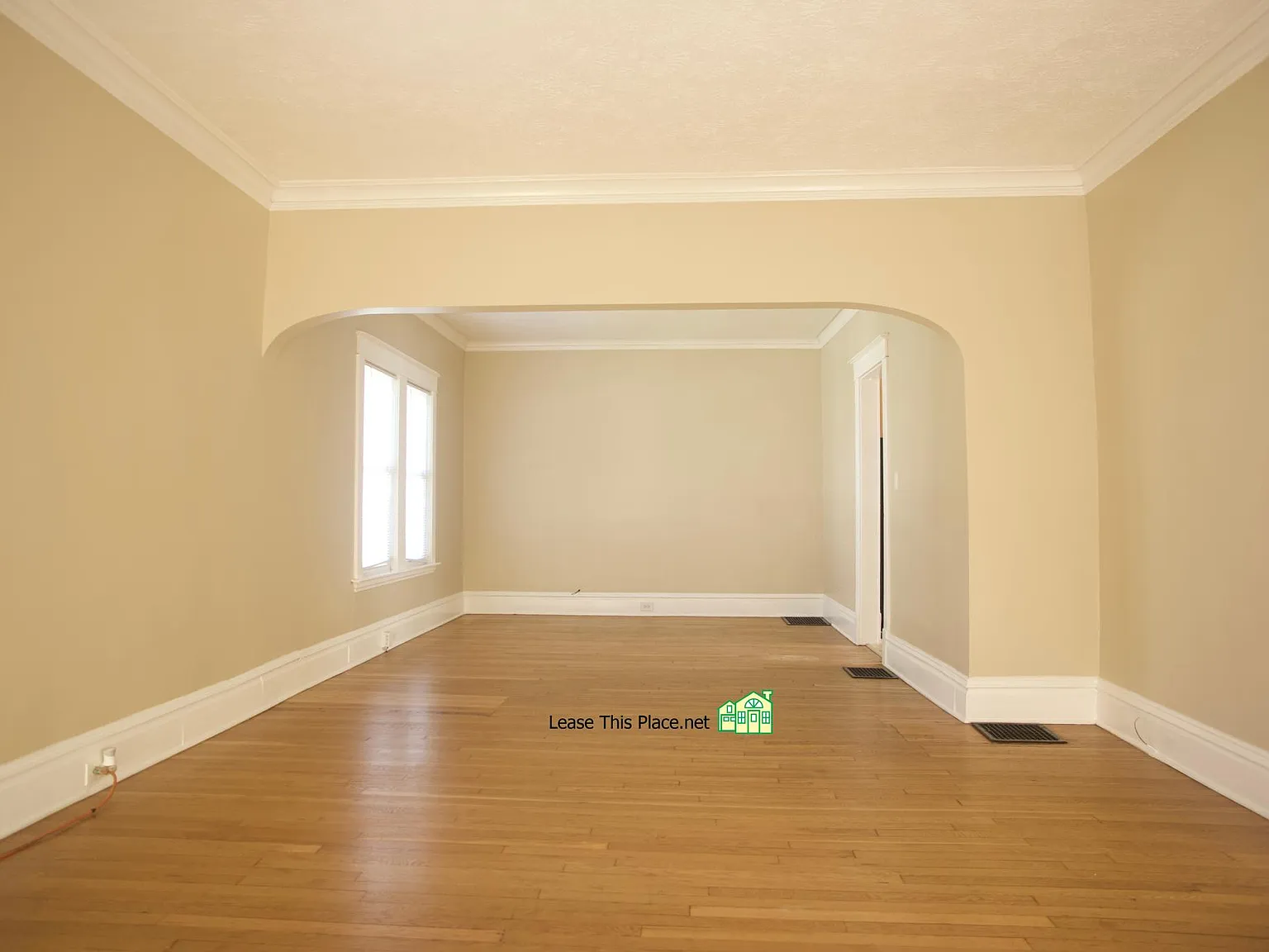 4 bed, 1.5 bath, 2000 sqft, $2,100 — Photo 2