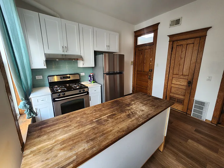 2404 W Superior St #3E — Photo 3