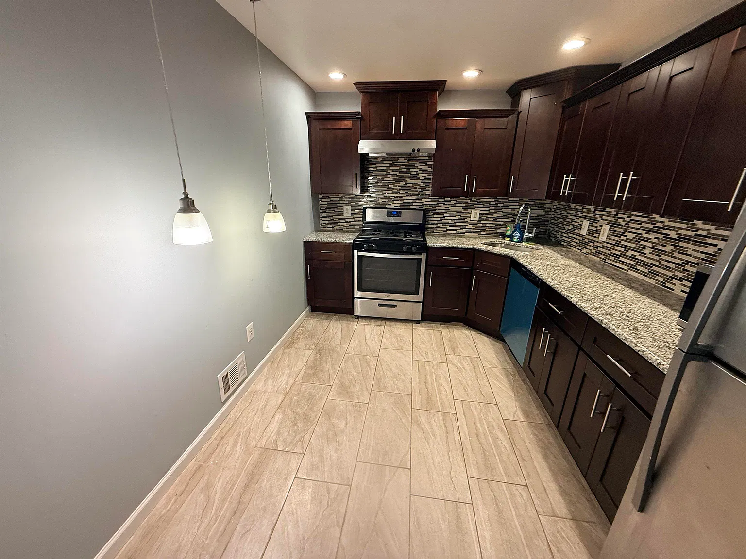 2 bed, 2.5 bath, 1286 sqft, $3,000 — Photo 2