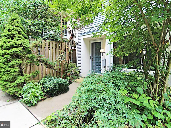 166 E Kenilworth Cir, Newtown Square, PA 19073