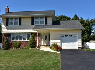 30 Marquette Dr, Smithtown, NY 11787