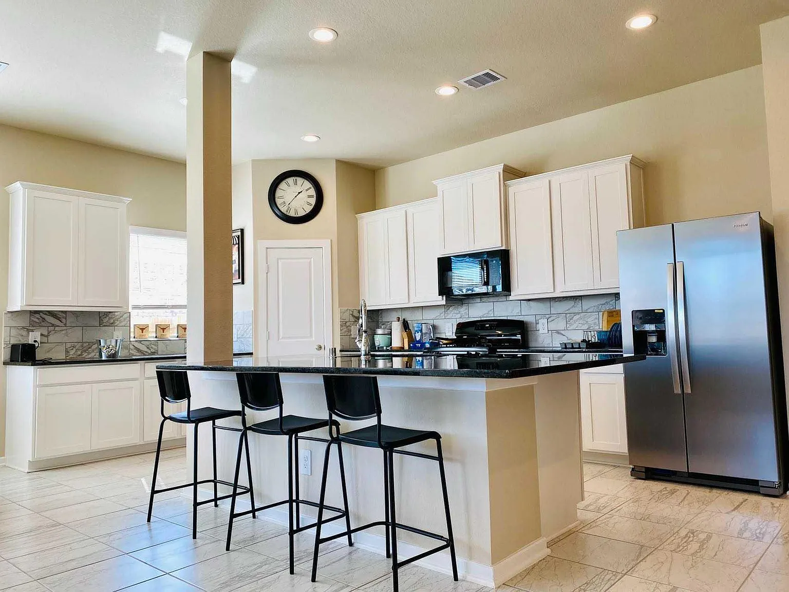 4 bed, 1915 sqft, $4,200 — Photo 3