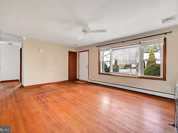 4th image of 215 Hazel St