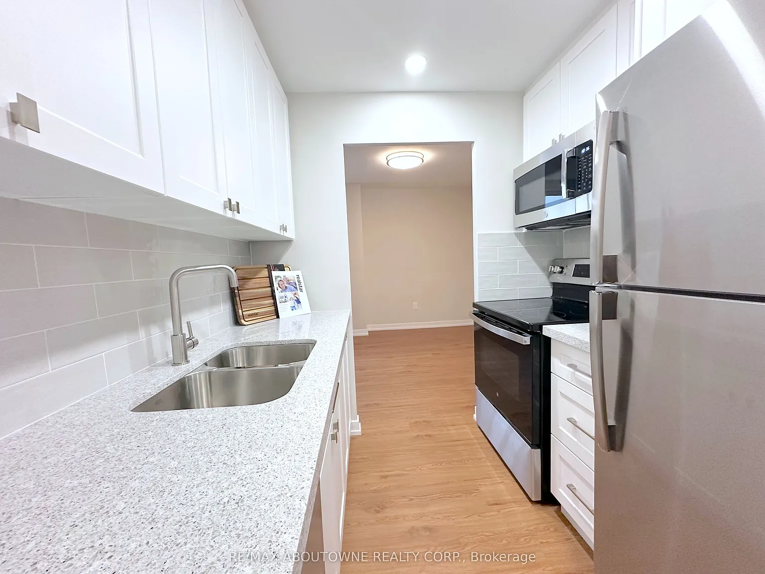 300 St Clair West — Photo 3