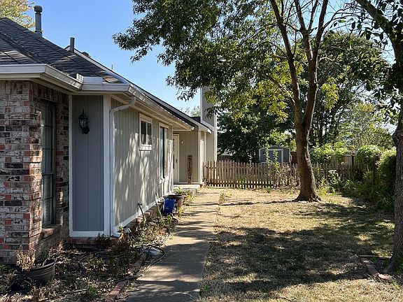 5th image of 3109 S Maple Ave