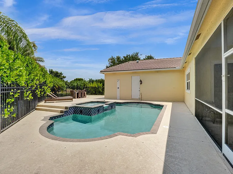 15910 Lindbergh Ln — Photo 41