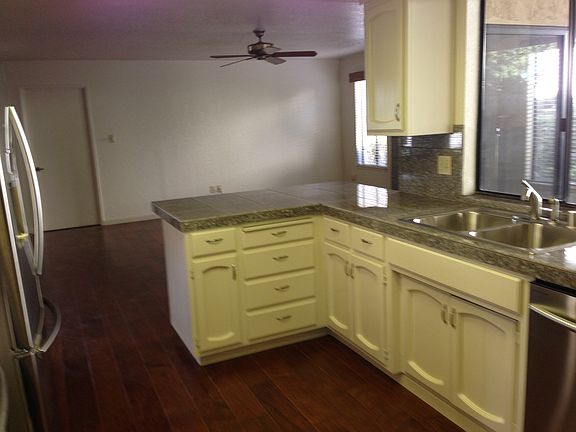 3rd image of 1711 W Benjamin Holt Dr