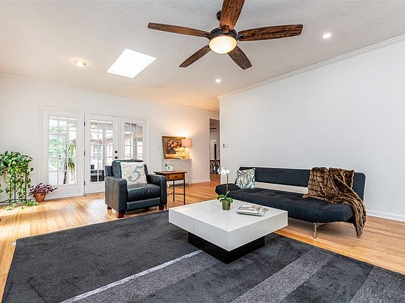 3rd image of 105 Rock Cove Ct