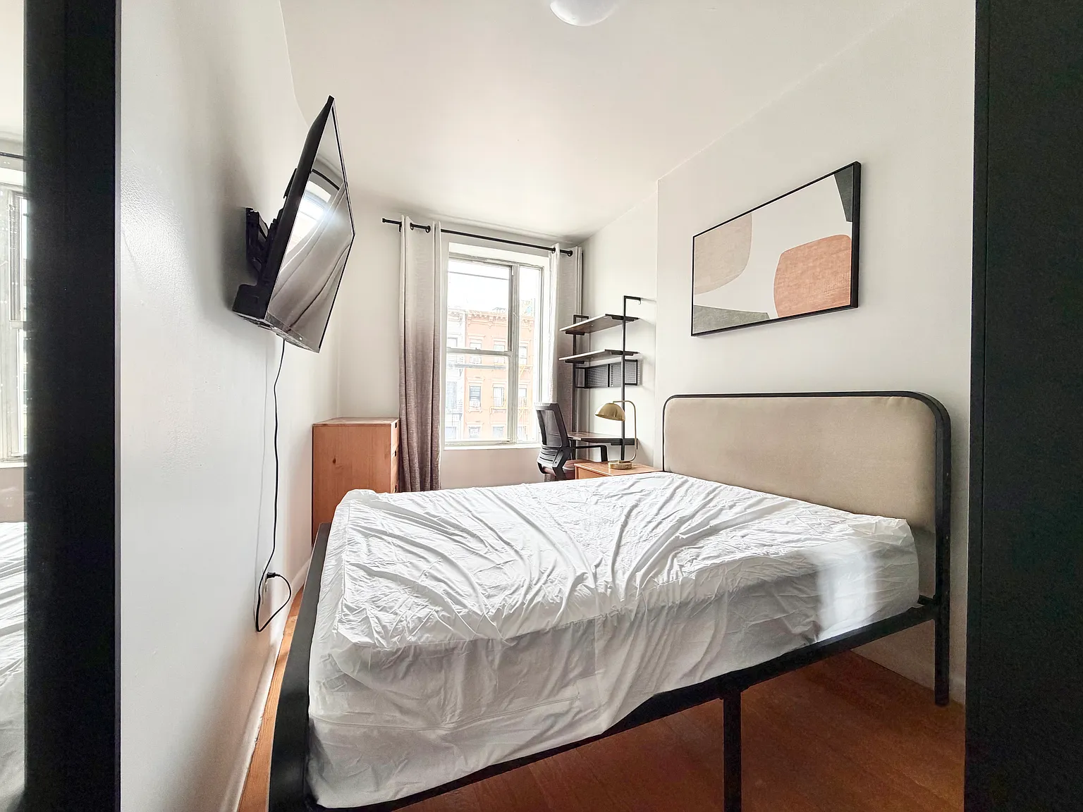 4 bed, 4.0 bath, $1,240 — Photo 1
