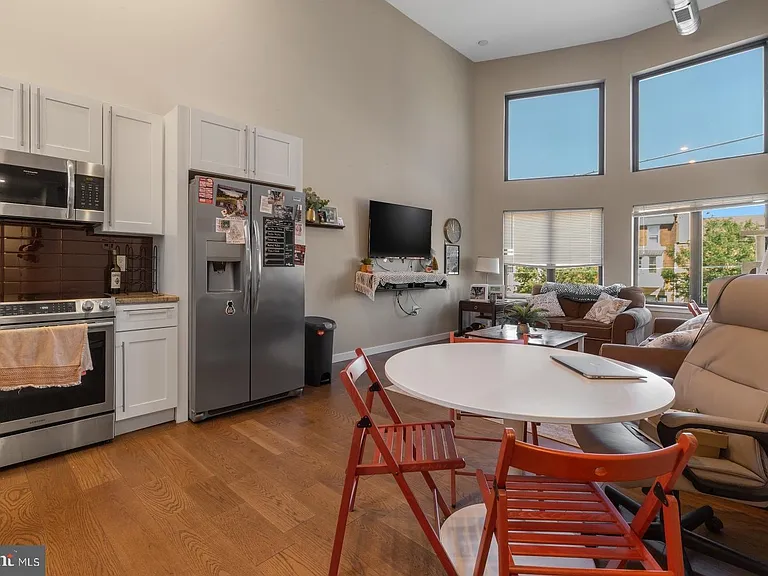 1142 Crease St #2L — Photo 2