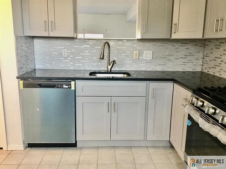 682 Darlington Dr — Photo 3