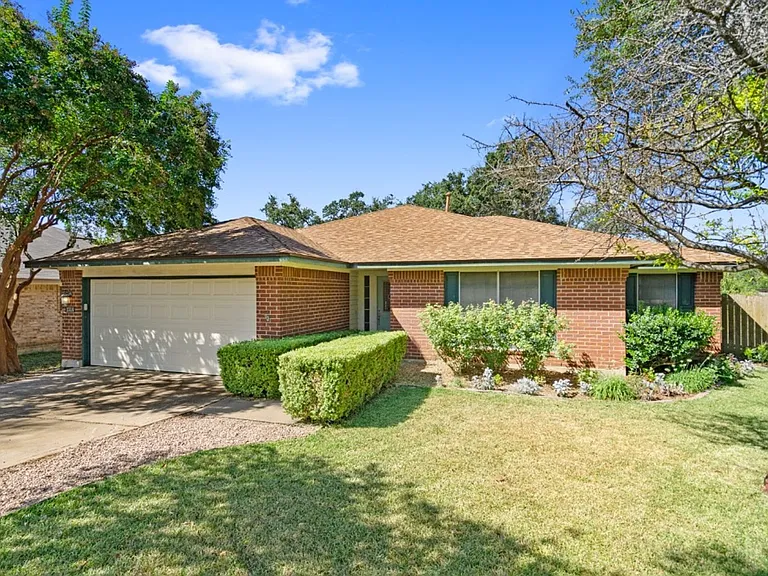 1514 Royce Ln — Photo 26