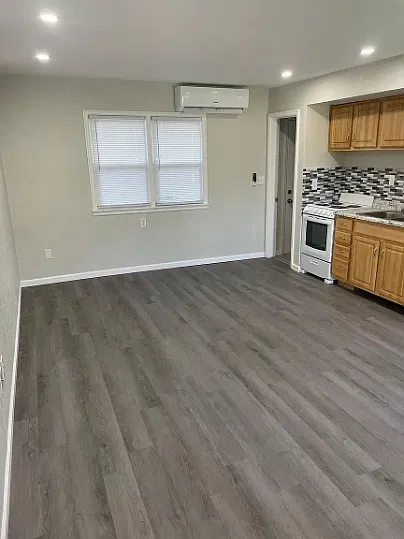400 W North St - 4 — Photo 2