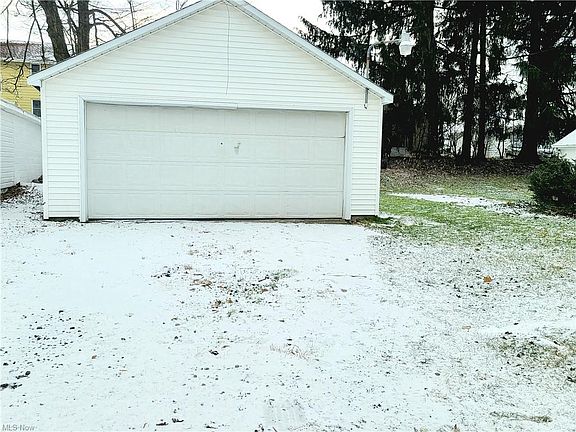 3rd image of 1625 Brownlee Ave