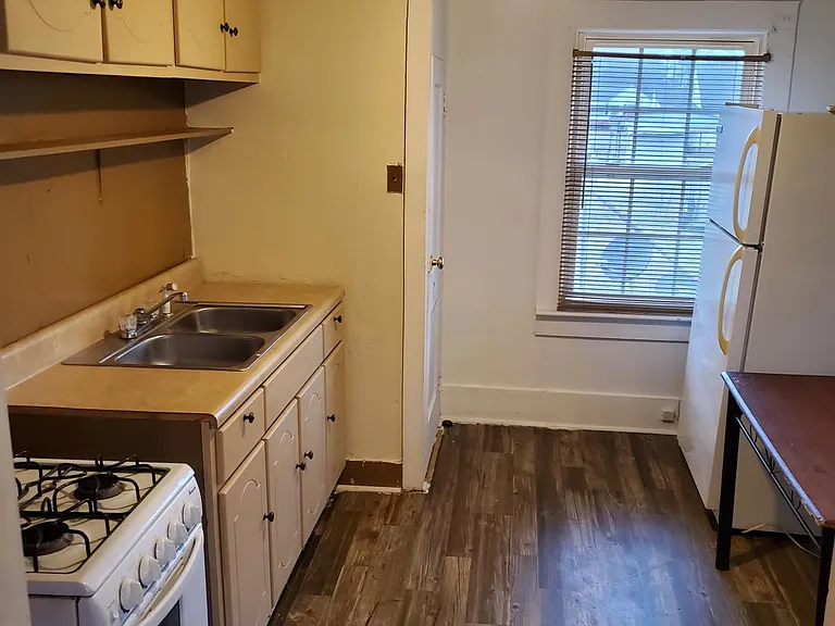 106 E Green St #4 — Photo 4